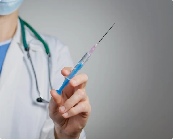 Врач со шприцом в руке
